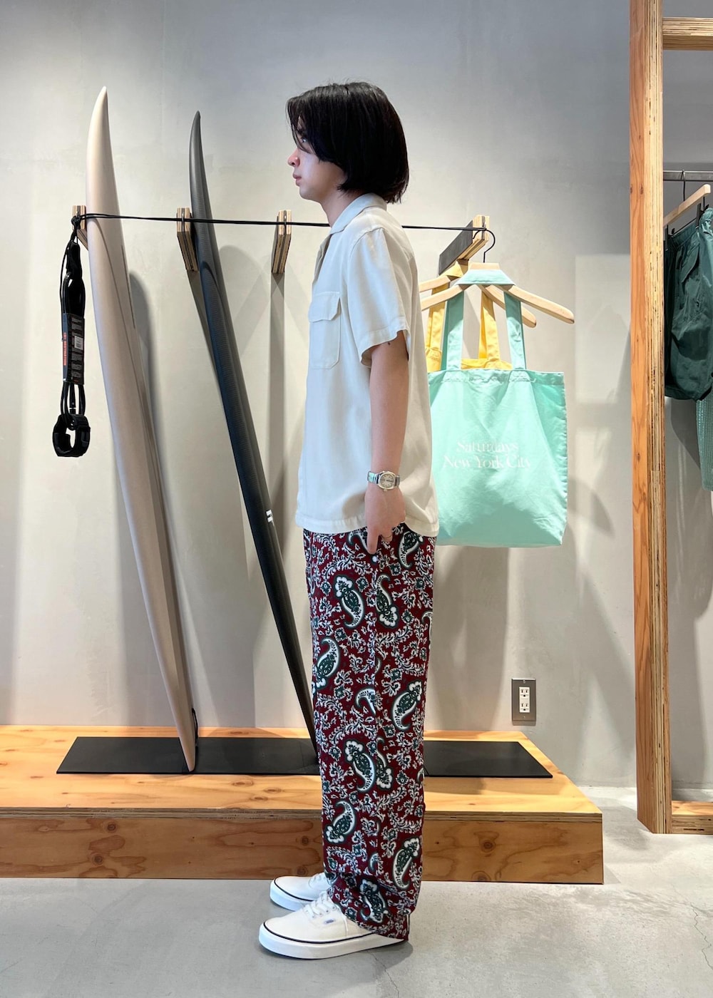 「シャツ、半袖シャツ、開襟シャツ、オープンカラーシャツ、イージーパンツ、リラックスパンツ、ペイズリー、ペイズリーパンツ、京都、Saturdays NYC、初春コーデ、春コーデ、初夏コーデ、夏コーデ、デートコーデ」｜「Saturdays NYCのGibson Pigment Dyed SS Shirt（シャツ/ブラウス、ホワイト系）」を使った、kippeiさん（メンズ・170cm）の春コーディネートの4枚目の写真