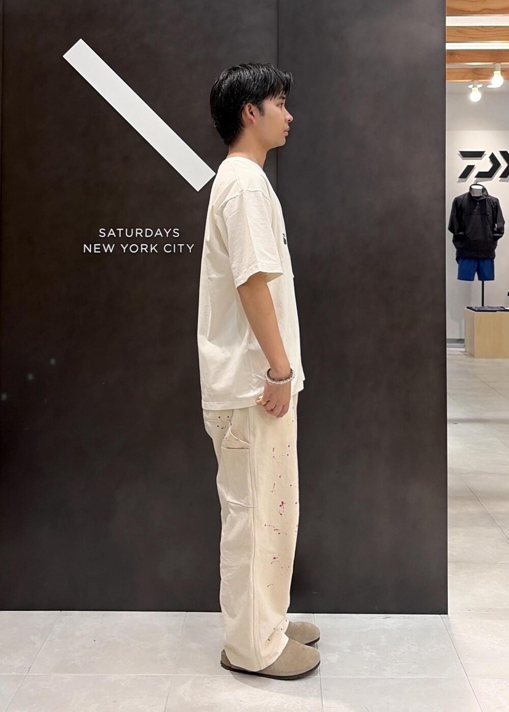 ホワイト系のTシャツ/カットソーを着用したメンズの夏コーディネートの3枚目の写真