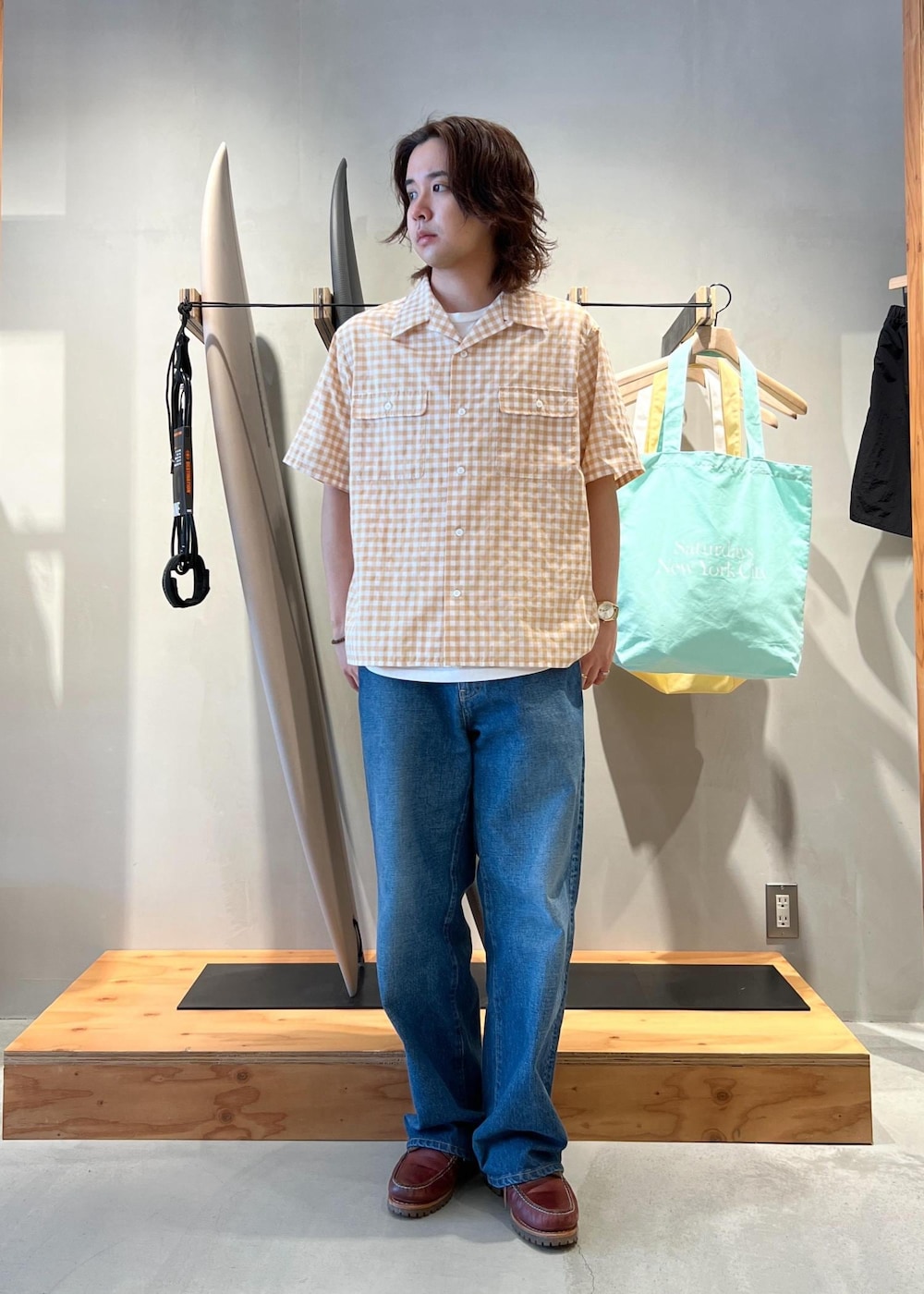 「初春コーデ、春コーデ、初夏コーデ、夏コーデ、デートコーデ、お出かけコーデ、アウトドアコーデ、シンプルコーデ、ベーシック」｜「Saturdays NYCのTakeru Denim Pant（デニムパンツ、ブルー系）」を使った、kippeiさん（メンズ・170cm）の春コーディネートの2枚目の写真