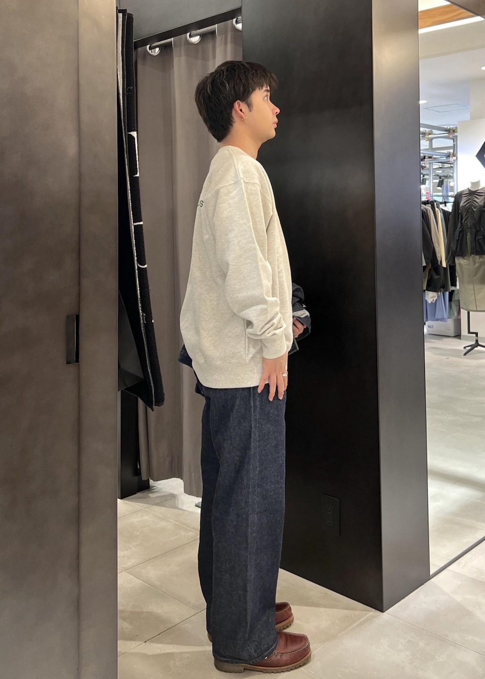 ブルー系のデニムパンツ、ブルー系のデニムジャケット、グレー系のスウェットを着用したメンズの冬コーディネートの4枚目の写真