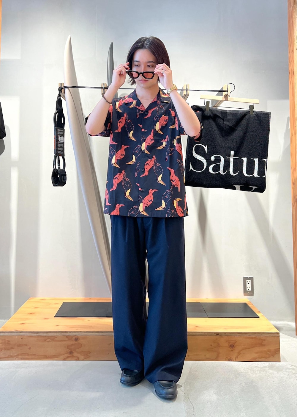 「ayame、コラボ、アイウェア、メガネ、サングラス、シャツ、開襟シャツ、柄シャツ、スラックス、ワイドスラックス、京都、Saturdays NYC、初夏コーデ、夏コーデ、デートコーデ」｜「Saturdays NYCのAyame SNYC Toro（サングラス、ブラック系）」を使った、kippeiさん（メンズ・170cm）の夏コーディネートの3枚目の写真
