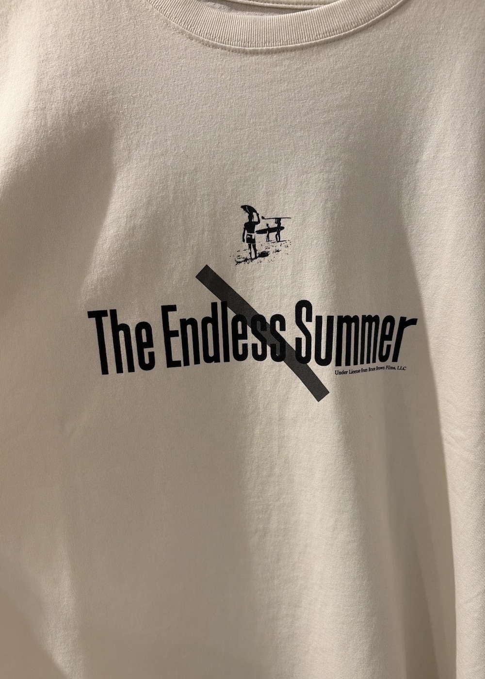 ホワイト系のTシャツ/カットソーを着用したメンズの夏コーディネートの7枚目の写真