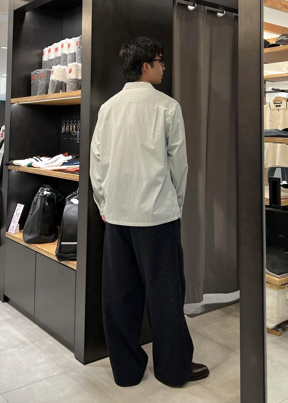 グリーン系のシャツ/ブラウスを着用したメンズの春コーディネートの6枚目の写真