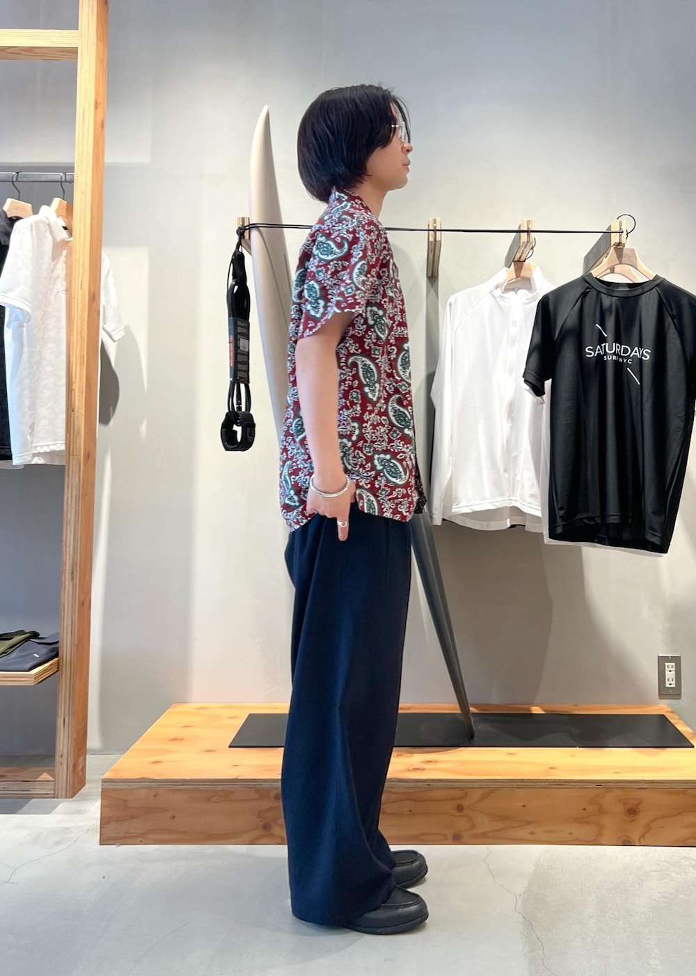「シャツ、半袖シャツ、開襟シャツ、柄シャツ、スラックス、ワイドスラックス、ayame、メガネ、サングラス、アイウェア、別注、別注アイテム、コラボアイテム、コラボ、京都」｜「Saturdays NYCのCanty Open Collar Paisley Printed SS Shirt（シャツ/ブラウス、レッド系）」を使った、kippeiさん（メンズ・170cm）の夏コーディネートの4枚目の写真
