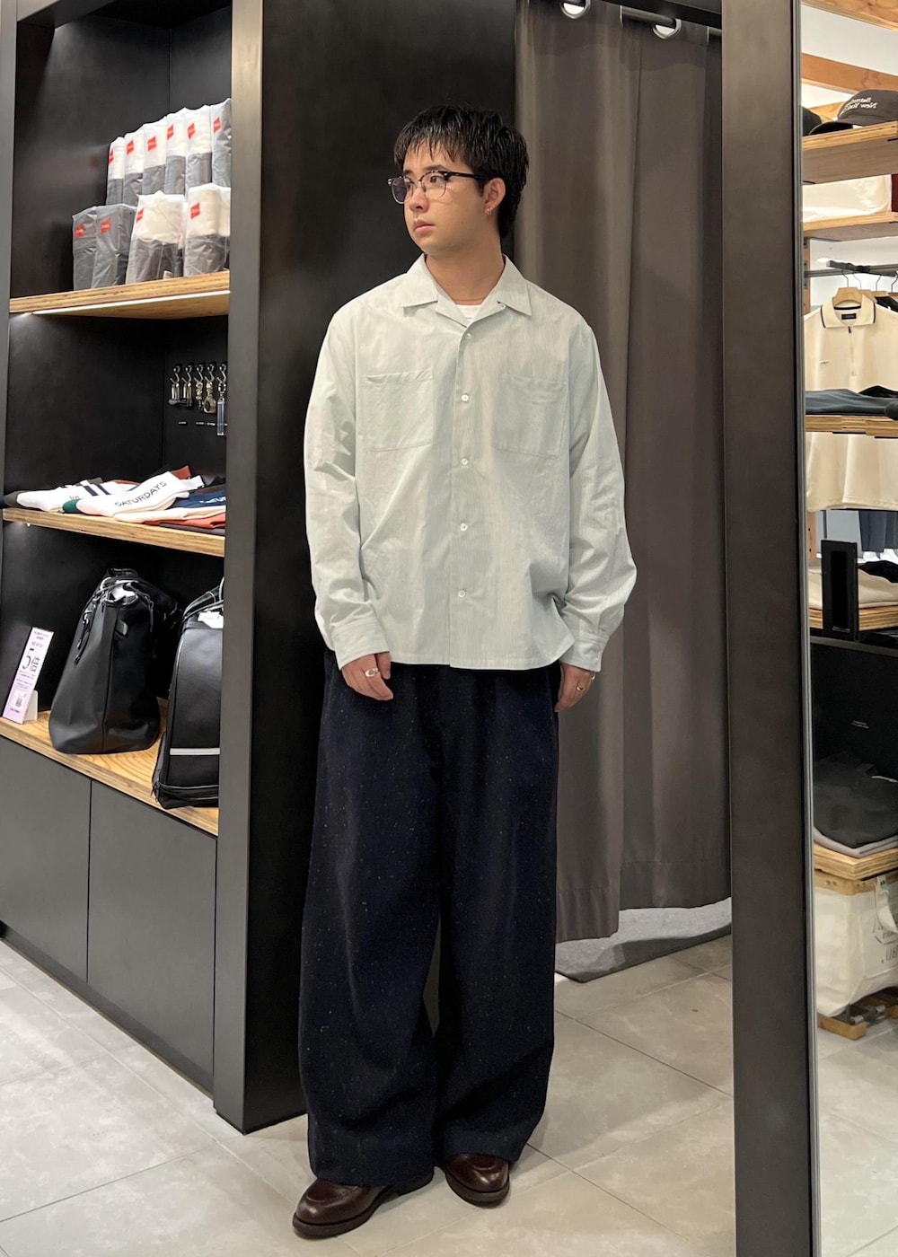 グリーン系のシャツ/ブラウスを着用したメンズの春コーディネートの2枚目の写真