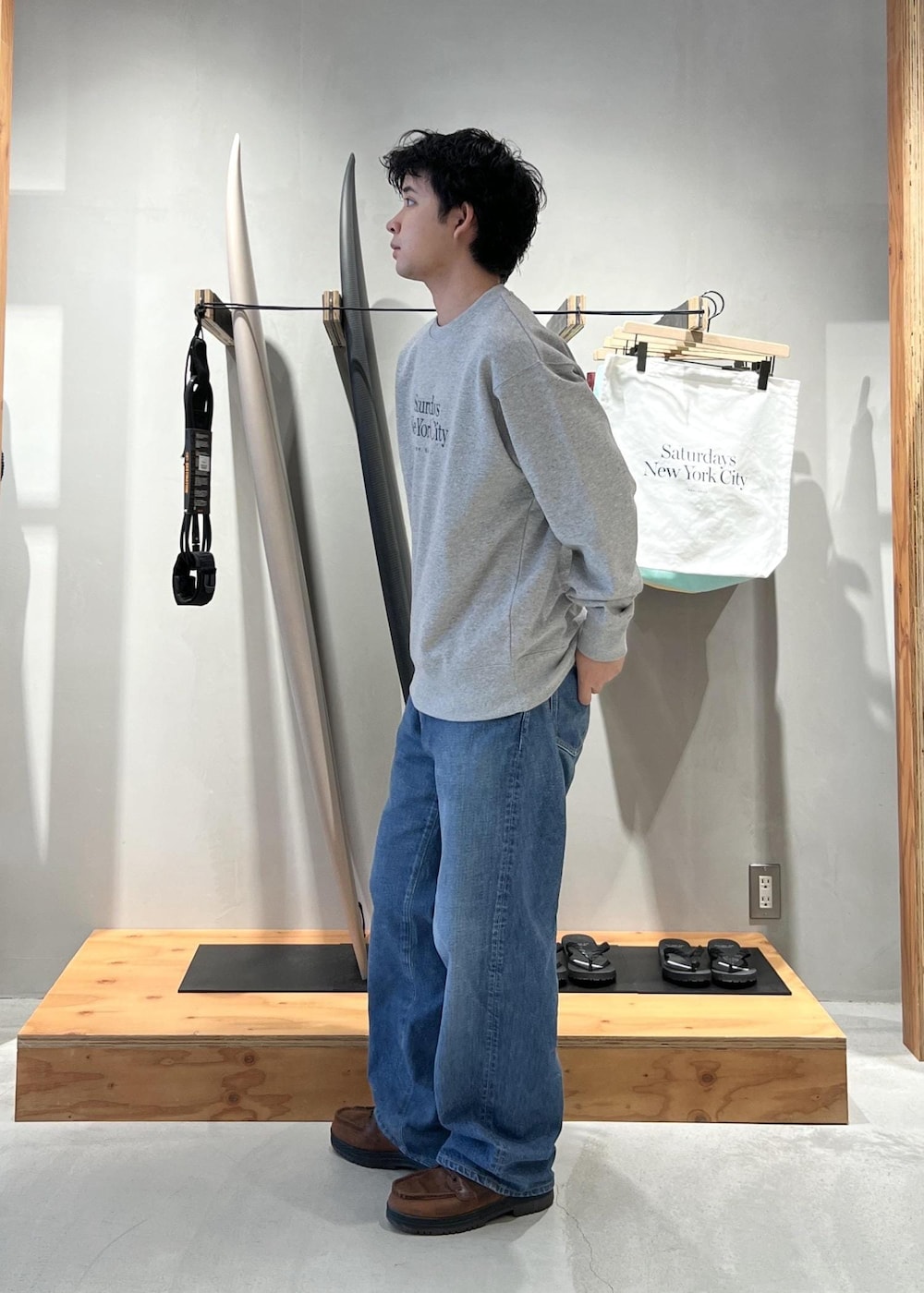 ブルー系のデニムパンツ、グレー系のスウェットを着用したメンズの秋コーディネートの5枚目の写真