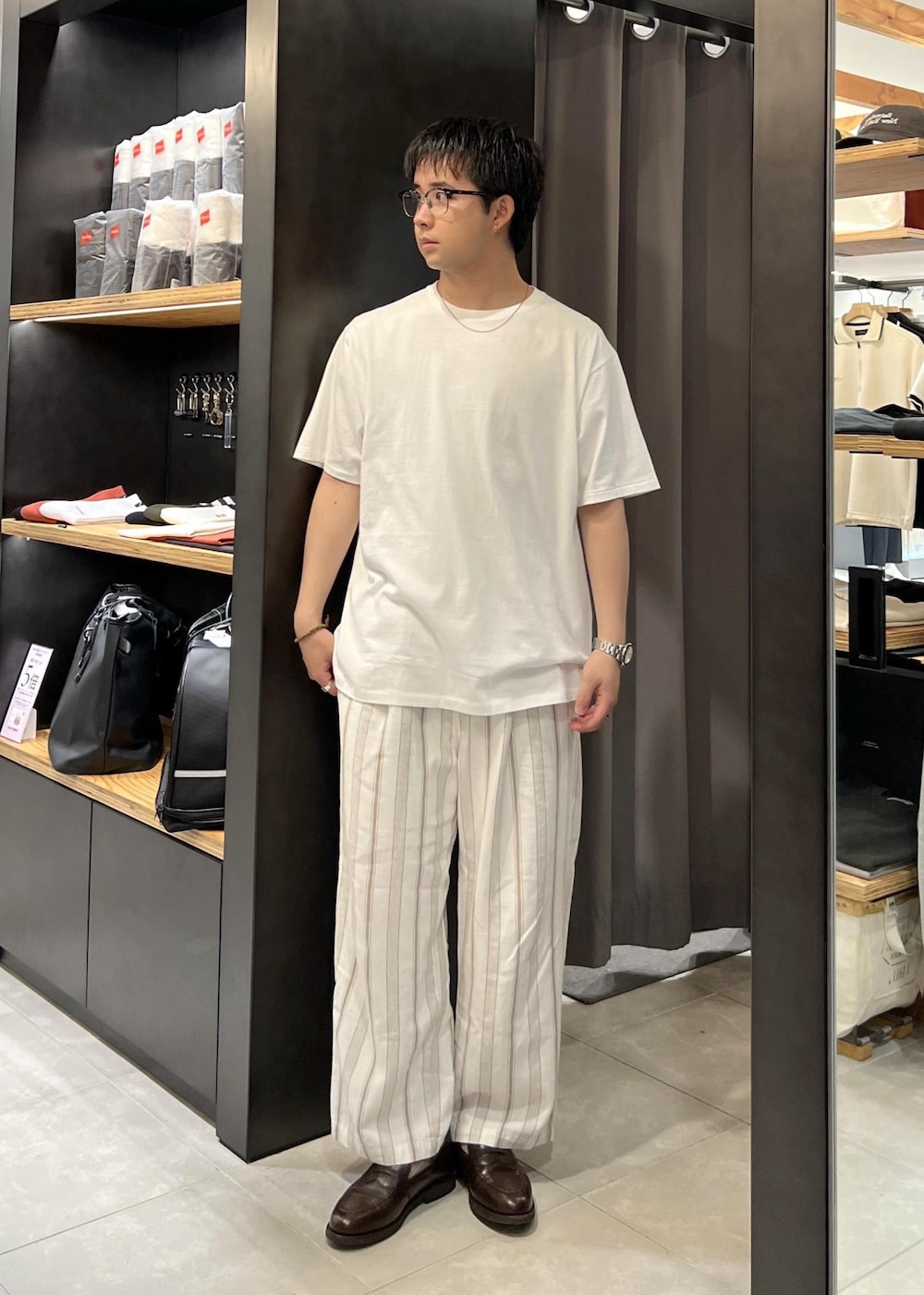 ホワイト系のTシャツ/カットソーを着用したメンズの春コーディネートの2枚目の写真