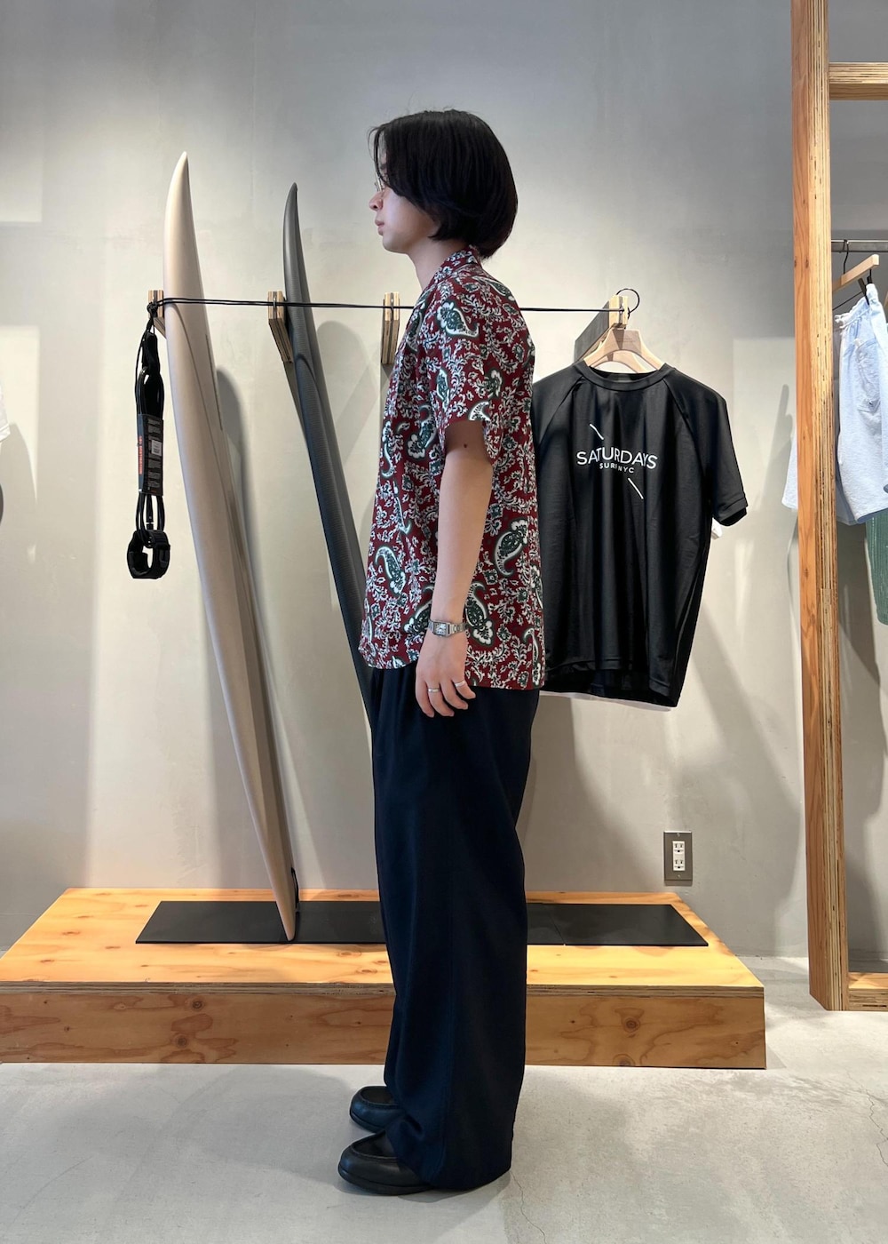 「シャツ、半袖シャツ、開襟シャツ、柄シャツ、スラックス、ワイドスラックス、ayame、メガネ、サングラス、アイウェア、別注、別注アイテム、コラボアイテム、コラボ、京都」｜「Saturdays NYCのCanty Open Collar Paisley Printed SS Shirt（シャツ/ブラウス、レッド系）」を使った、kippeiさん（メンズ・170cm）の夏コーディネートの3枚目の写真