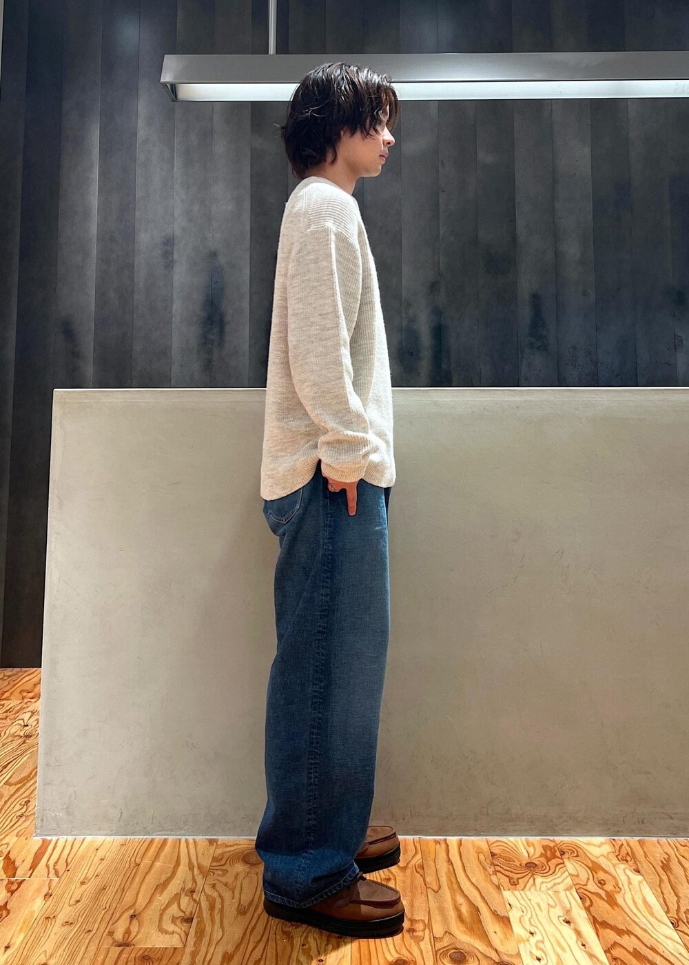 「Ｖネックニット、Ｖネックセーター、ニット、セーター、デニムパンツ、デニム、京都、Saturdays NYC、初春コーデ、春コーデ、アウトドアコーデ、カジュアルコーデ、シンプルコーデ、ベーシック」｜「Saturdays NYCのTakeru Denim Pant（デニムパンツ、ブルー系）」を使った、kippeiさん（メンズ・170cm）の冬コーディネートの5枚目の写真
