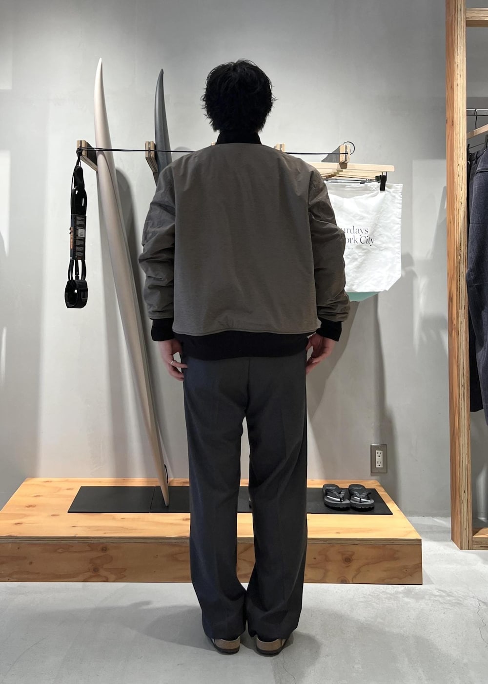 グレー系のその他パンツ、ベージュ系のブルゾンを着用したメンズの秋コーディネートの7枚目の写真