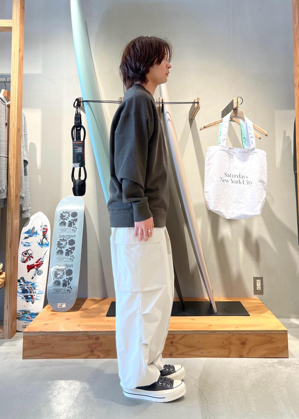 「ミリタリーワイドパンツ、ミリタリーパンツ、フットボールスウェット、グレー、京都、初春コーデ、春コーデ、旅行コーデ、カジュアルコーデ、シンプルコーデ、きれいめコーデ、ベーシック、Saturdays NYC、トップス、スウェット」｜「Saturdays NYCのBalugo Wide Pant（カーゴパンツ、ホワイト系）」を使った、kippeiさん（メンズ・170cm）の春コーディネートの5枚目の写真