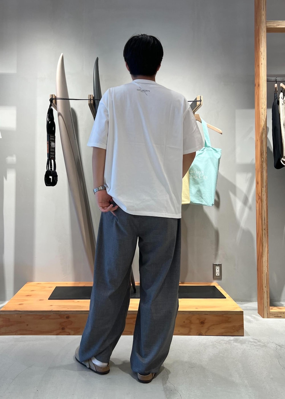 ホワイト系のTシャツ/カットソーを着用したメンズの夏コーディネートの6枚目の写真