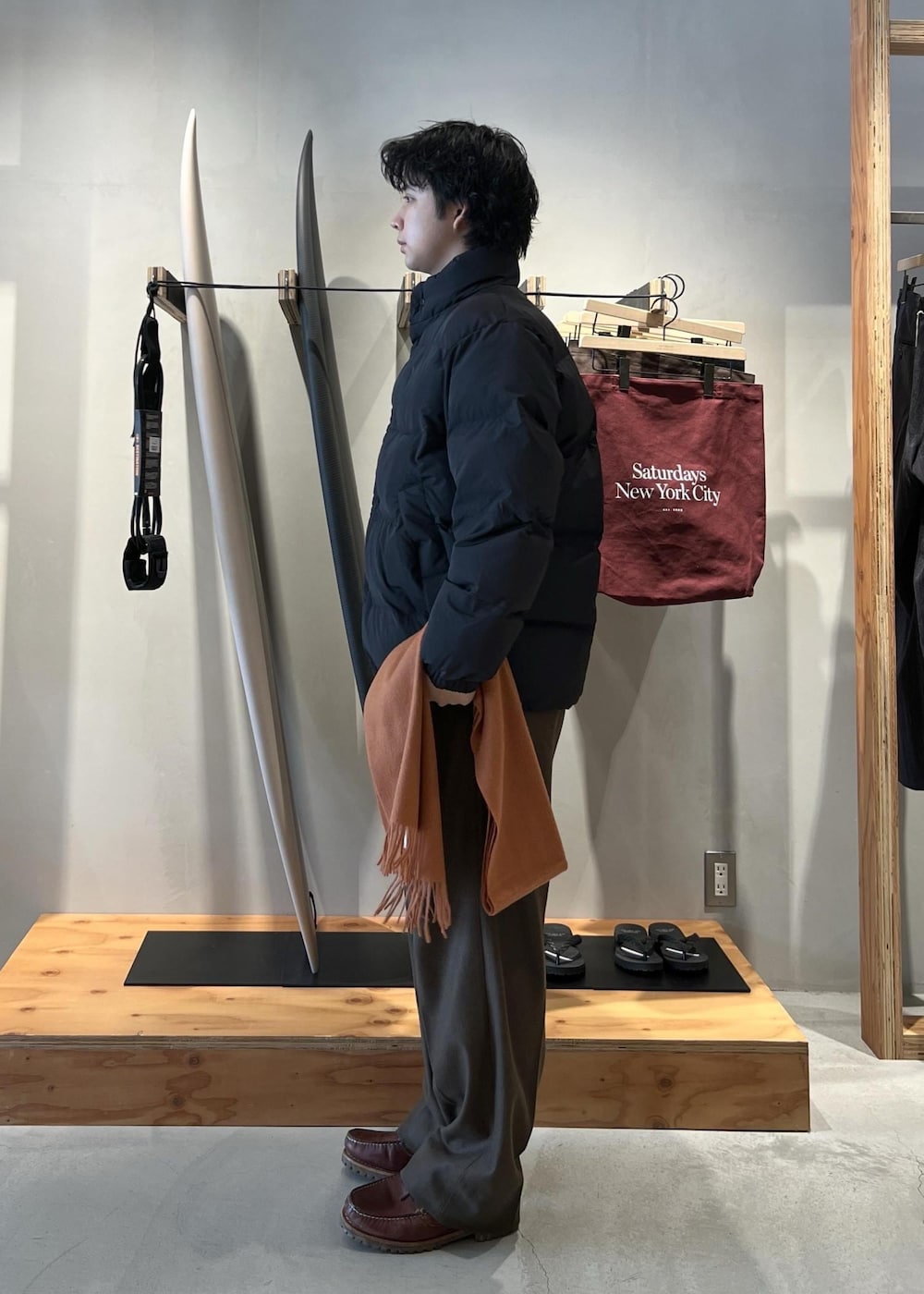 グリーン系のその他パンツ、ブラック系のブルゾン、オレンジ系のマフラーを着用したメンズの冬コーディネートの5枚目の写真