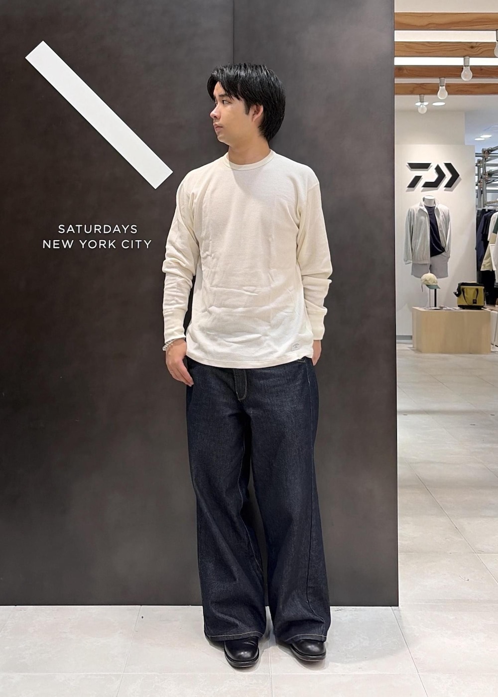 ブラック系のTシャツ/カットソーを着用したメンズの秋コーディネートの2枚目の写真