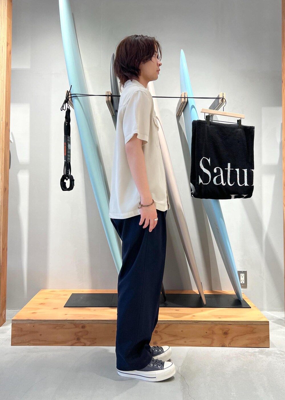 「シャツ、オープンカラーシャツ、開襟シャツ、ワイドパンツ、京都、Saturdays NYC、初春コーデ、春コーデ、初夏コーデ、夏コーデ、デートコーデ、お出かけコーデ、アウトドアコーデ、シンプルコーデ、きれいめコーデ」｜「Saturdays NYCのGeorge Twill Wide Pant（その他パンツ、ブルー系）」を使った、kippeiさん（メンズ・170cm）の春コーディネートの3枚目の写真