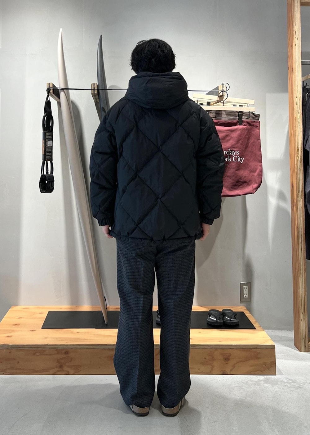 ブラック系のダウンジャケット/コートを着用したメンズの秋コーディネートの5枚目の写真