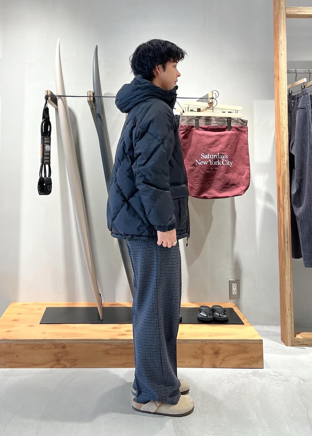 ブラック系のダウンジャケット/コートを着用したメンズの秋コーディネートの4枚目の写真