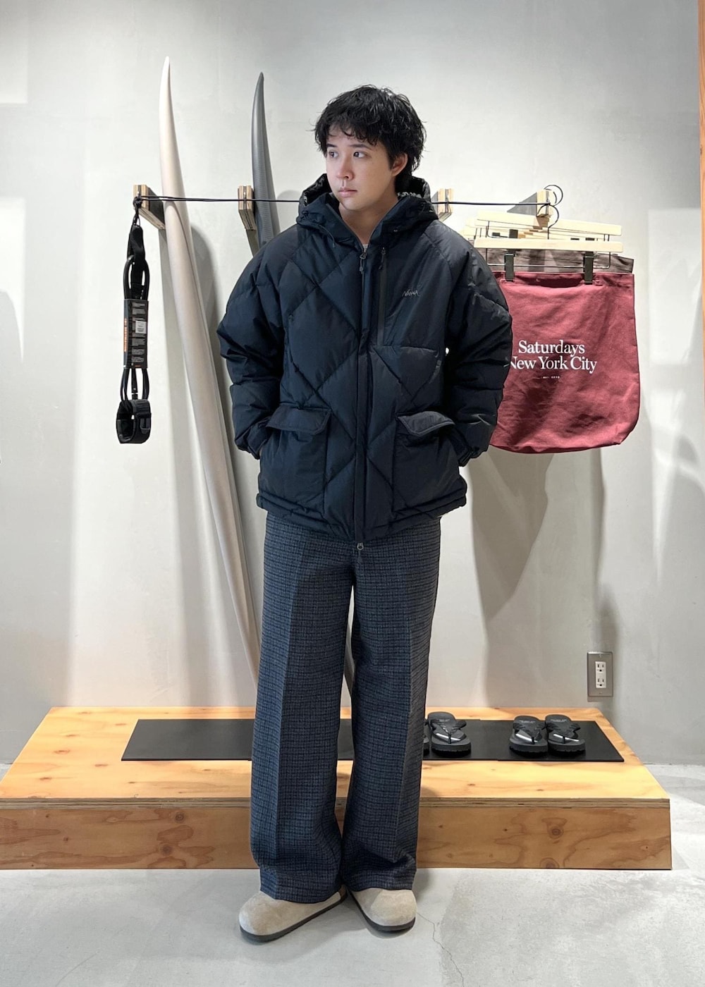 ブラック系のダウンジャケット/コートを着用したメンズの秋コーディネートの2枚目の写真