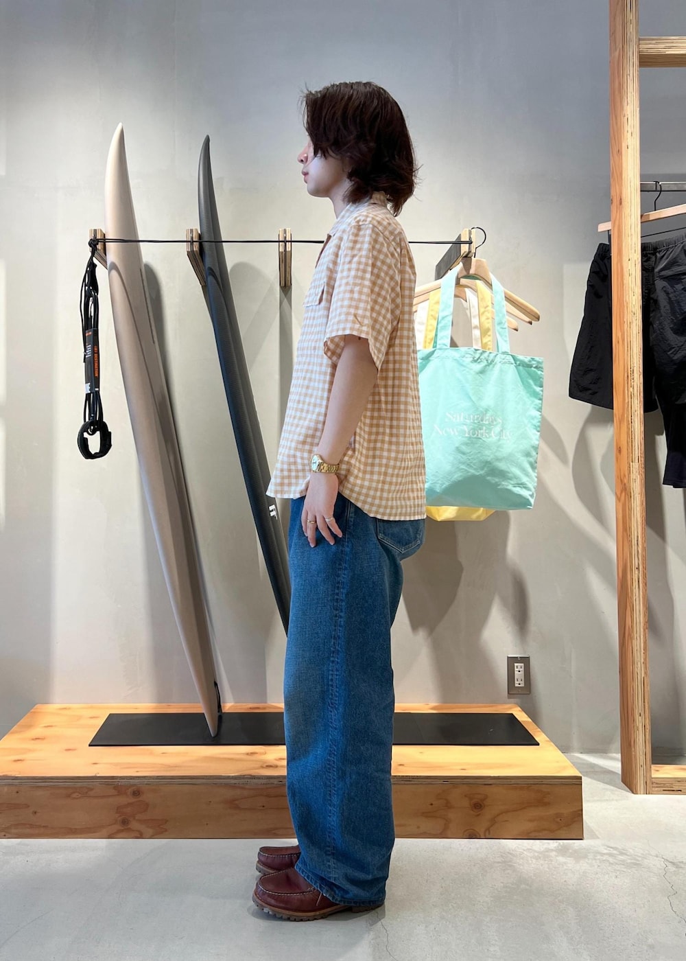 「初春コーデ、春コーデ、初夏コーデ、夏コーデ、デートコーデ、お出かけコーデ、アウトドアコーデ、シンプルコーデ、ベーシック」｜「Saturdays NYCのTakeru Denim Pant（デニムパンツ、ブルー系）」を使った、kippeiさん（メンズ・170cm）の春コーディネートの4枚目の写真