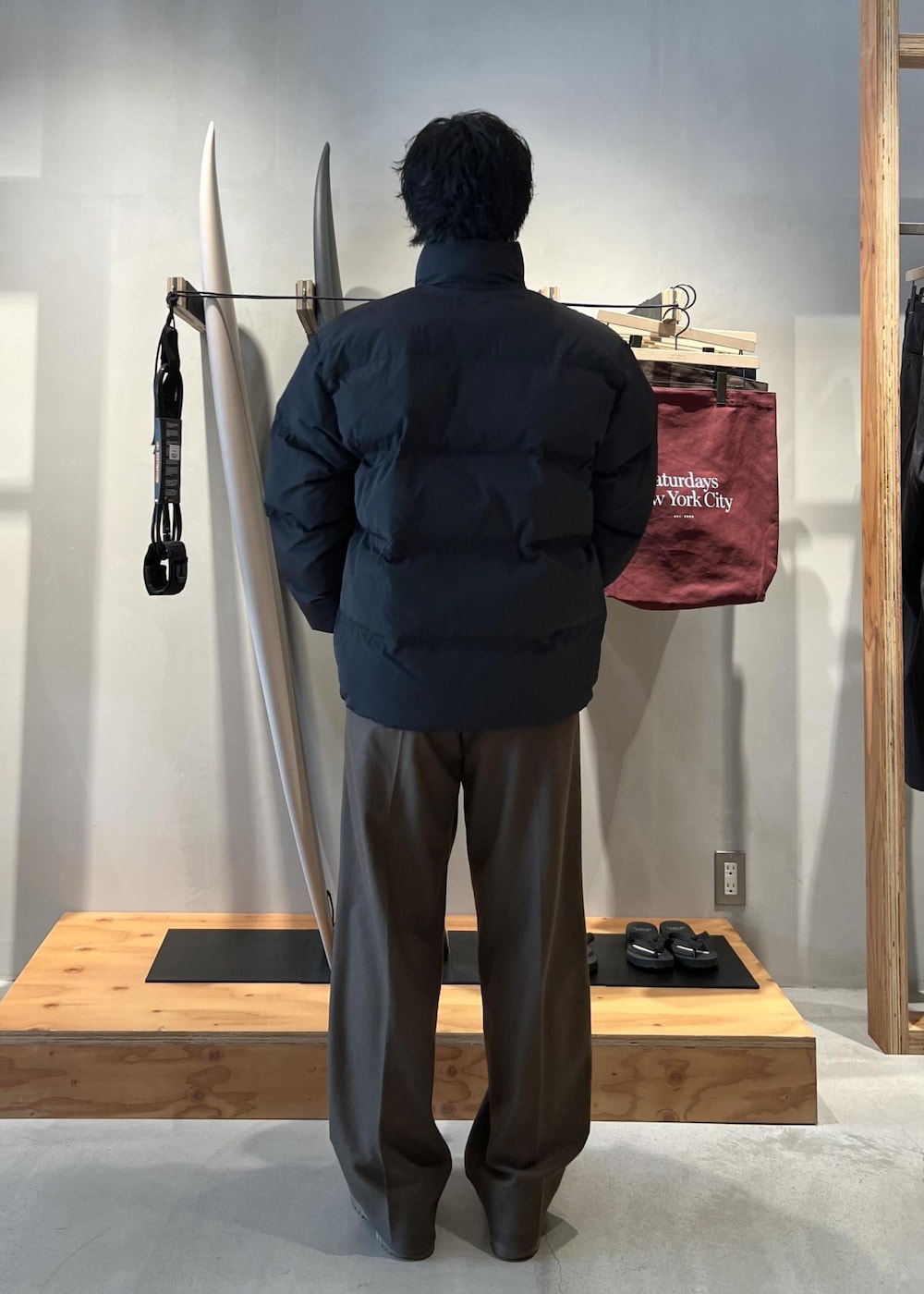 グリーン系のその他パンツ、ブラック系のブルゾン、オレンジ系のマフラーを着用したメンズの冬コーディネートの7枚目の写真