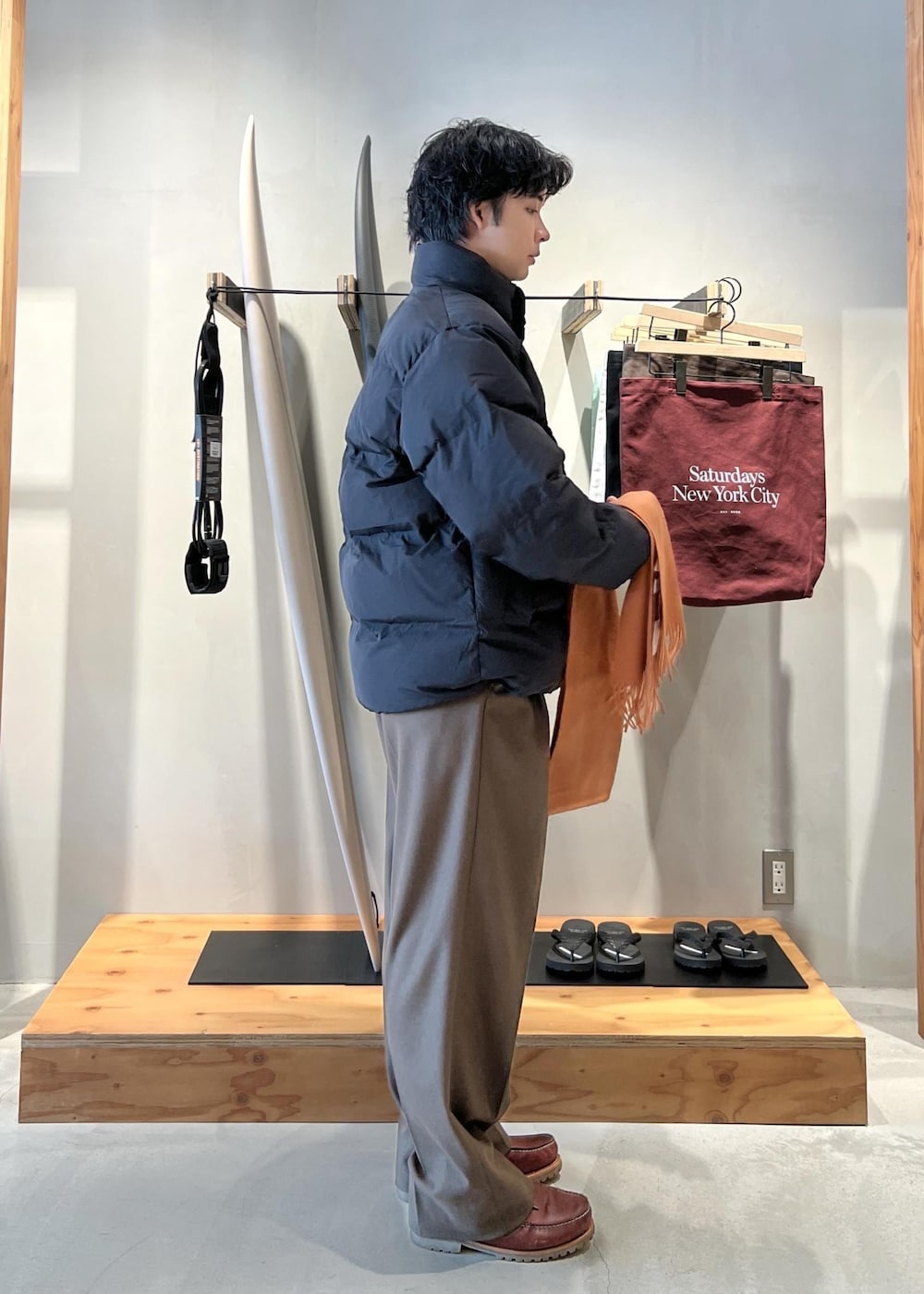 グリーン系のその他パンツ、ブラック系のブルゾン、オレンジ系のマフラーを着用したメンズの冬コーディネートの4枚目の写真