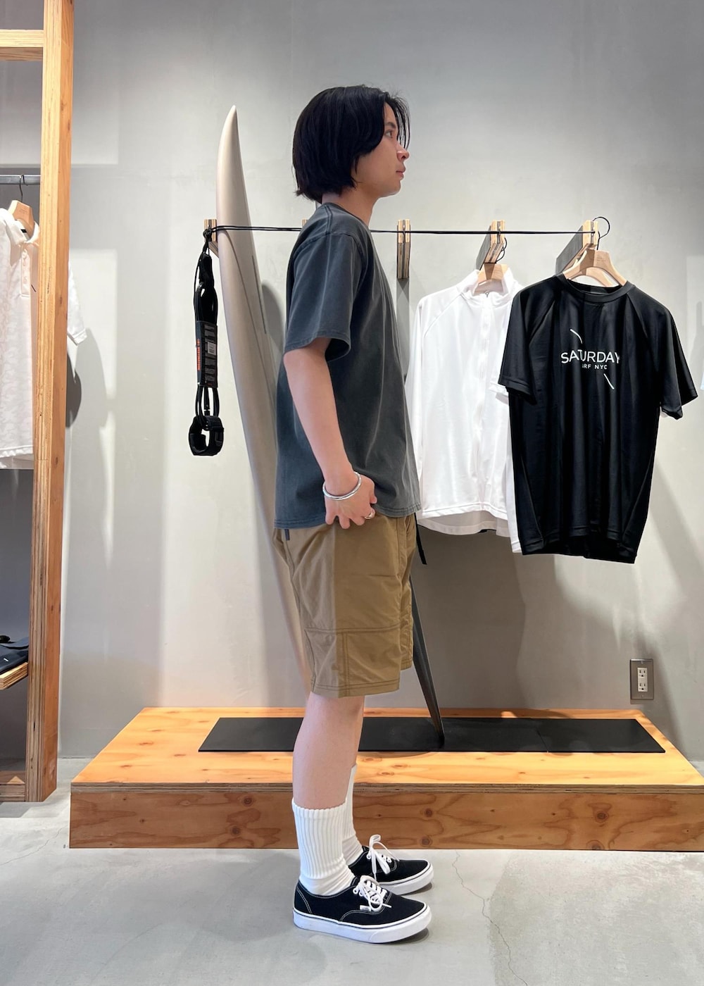 「Tシャツ、ピグメントダイ加工、ハーフパンツ、ショーツ、グラミチ、SALE、京都、Saturdays NYC、初夏コーデ、夏コーデ、デートコーデ、お出かけコーデ、旅行コーデ、アウトドアコーデ、フェスコーデ」｜「Saturdays NYCのGramicci & Saturdays NYC Nylon Short（その他パンツ、ブラウン系）」を使った、kippeiさん（メンズ・170cm）の夏コーディネートの6枚目の写真