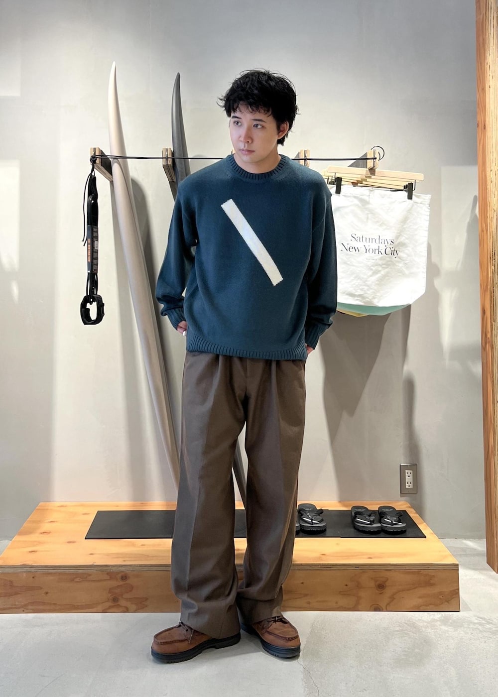 グリーン系のその他パンツ、グリーン系のニット/セーターを着用したメンズの秋コーディネートの2枚目の写真