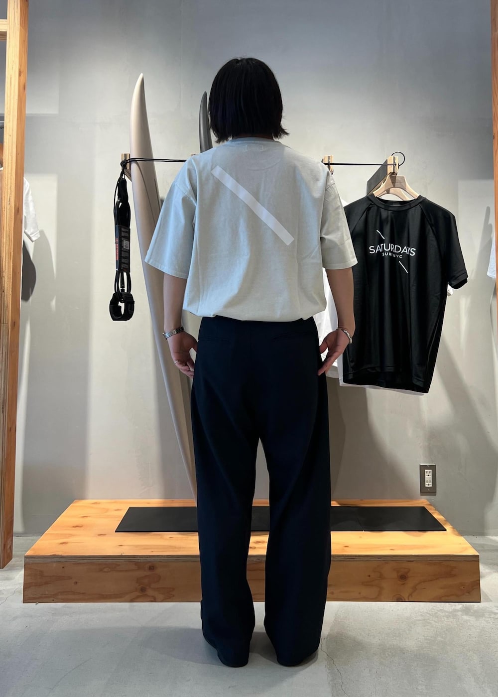 「Tシャツ、ピグメント、ピグメント加工、ピグメントTシャツ、スラックス、ワイドスラックス、京都、Saturdays NYC、春コーデ、初夏コーデ、夏コーデ、デートコーデ、お出かけコーデ、旅行コーデ、アウトドアコーデ」｜「Saturdays NYCのSlash Pigment Relax SS Tee（Tシャツ/カットソー、ホワイト系）」を使った、kippeiさん（メンズ・170cm）の夏コーディネートの6枚目の写真
