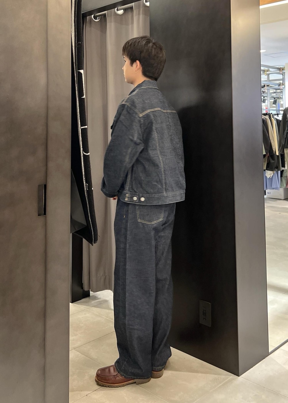 ブルー系のデニムパンツ、ブルー系のデニムジャケットを着用したメンズの冬コーディネートの6枚目の写真