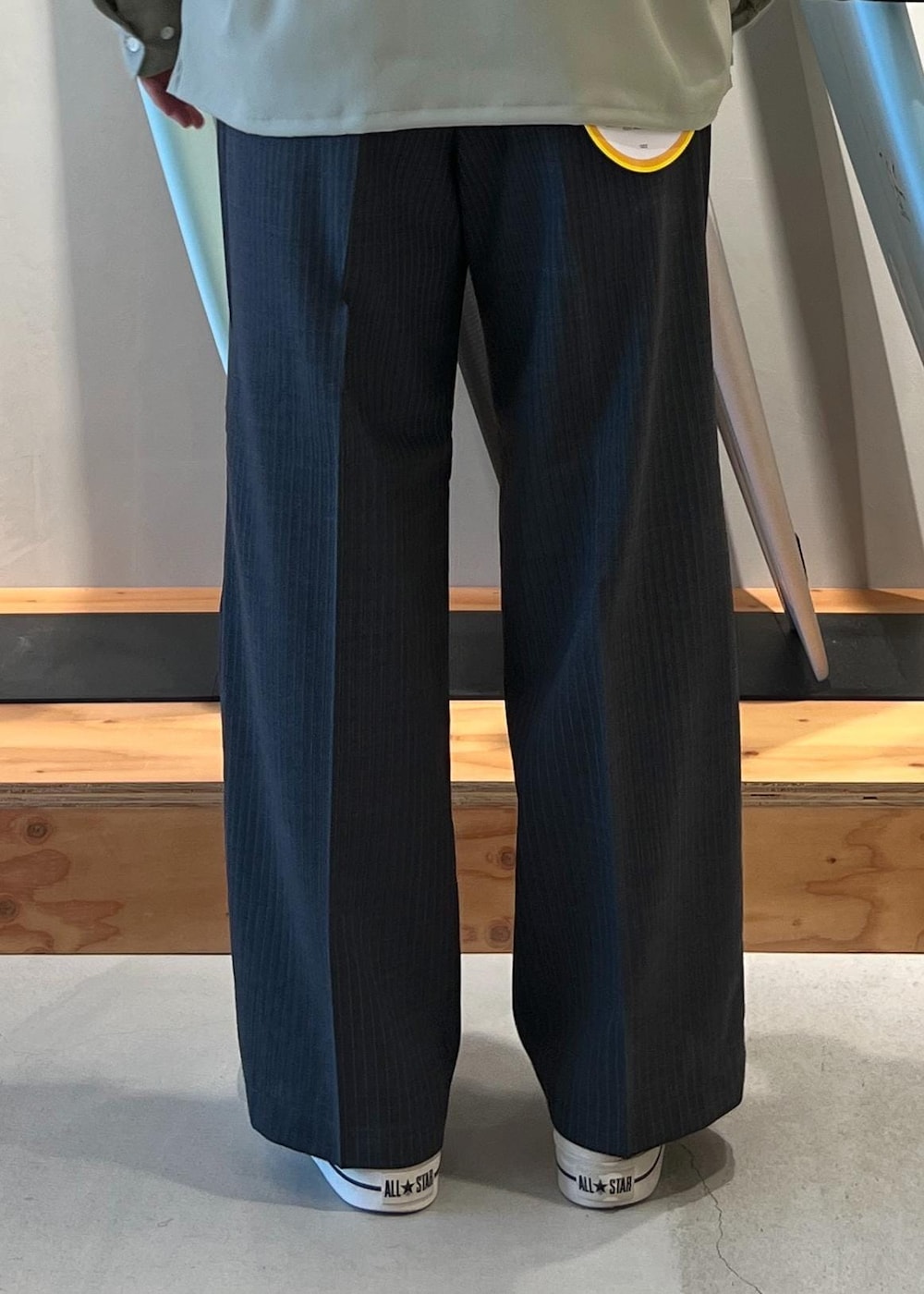 「シャツ、オープンカラーシャツ、開襟シャツ、dickies、ディッキーズ、ディッキーズコラボ、スラックス、京都、Saturdays NYC、初春コーデ、春コーデ、初夏コーデ、デートコーデ、お出かけコーデ、旅行コーデ」｜「Saturdays NYCのMarco Peach Skin Open Collar LS Shirt（シャツ/ブラウス、グリーン系）」を使った、kippeiさん（メンズ・170cm）の春コーディネートの8枚目の写真