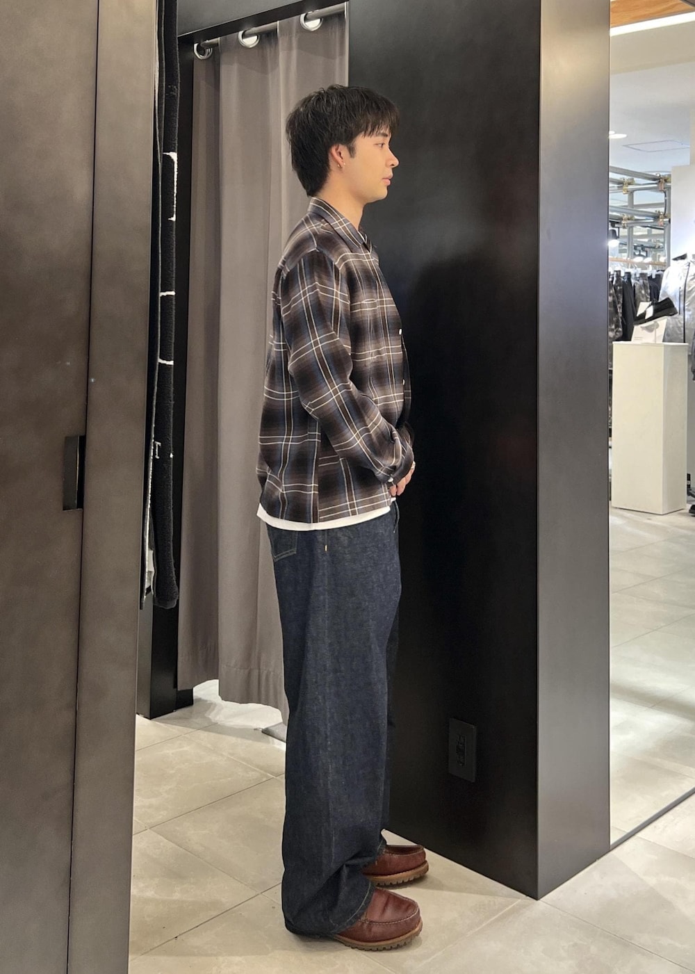 ブルー系のデニムパンツ、ブルー系のシャツ/ブラウスを着用したメンズの春コーディネートの5枚目の写真