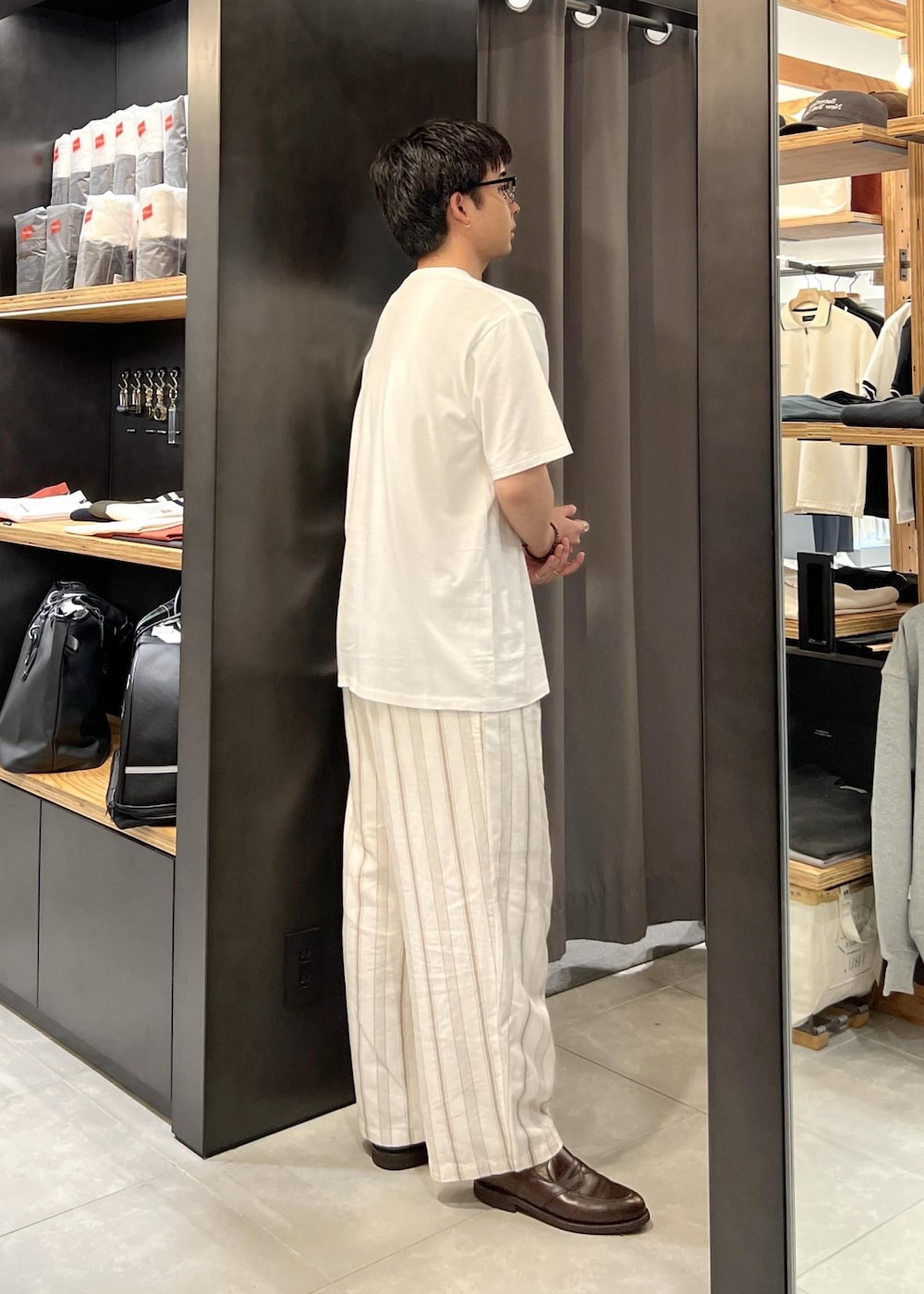 ホワイト系のTシャツ/カットソーを着用したメンズの春コーディネートの5枚目の写真