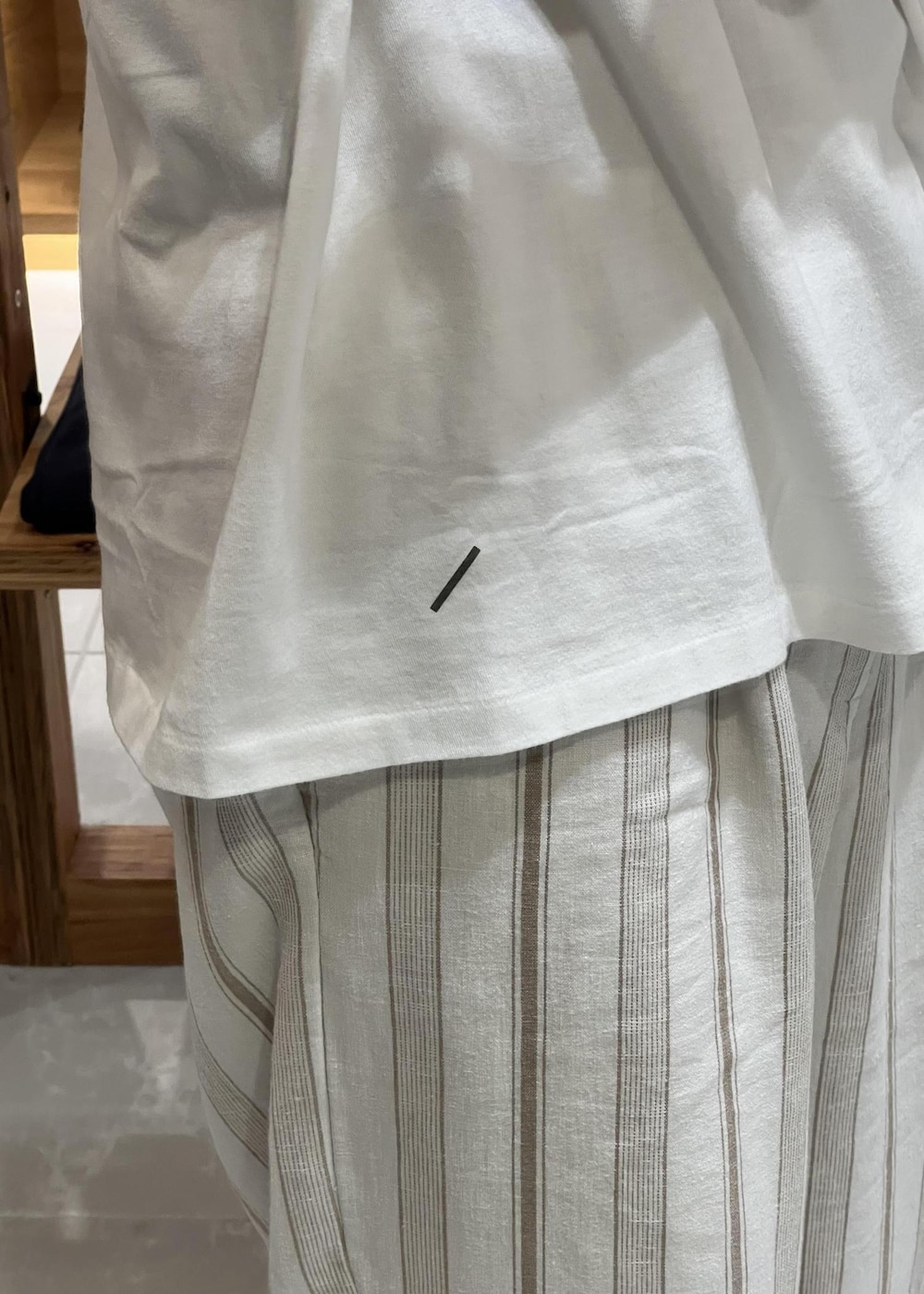 ホワイト系のTシャツ/カットソーを着用したメンズの春コーディネートの8枚目の写真