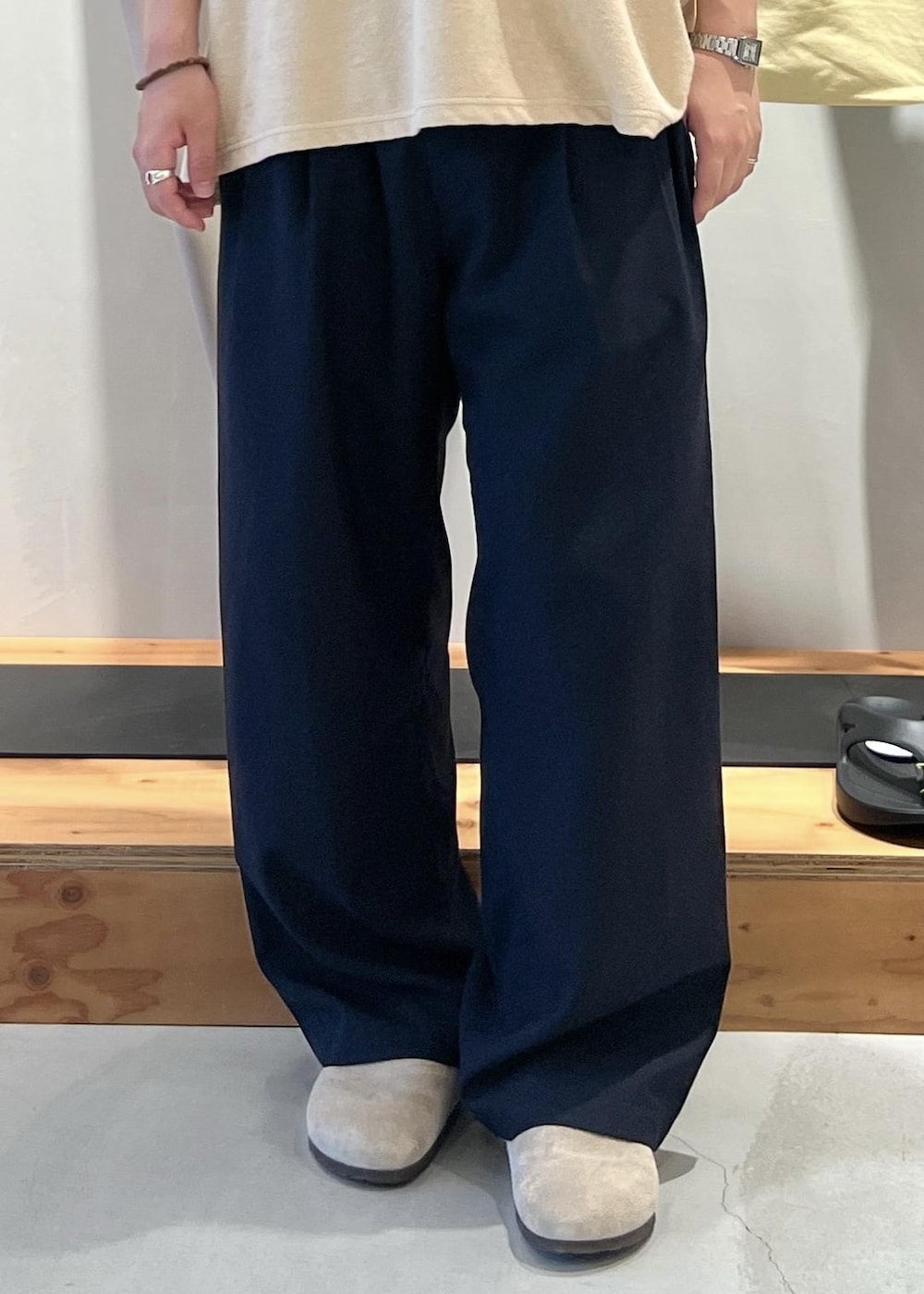 「ポロシャツ、半袖、半袖シャツ、半袖Tシャツ、スラックス、ワイドスラックス、京都、Saturdays NYC、初夏コーデ、夏コーデ、デートコーデ、お出かけコーデ、旅行コーデ、アウトドアコーデ、カジュアルコーデ」｜「Saturdays NYCのJake Pile SS Polo（ポロシャツ、ベージュ系）」を使った、kippeiさん（メンズ・170cm）の夏コーディネートの7枚目の写真