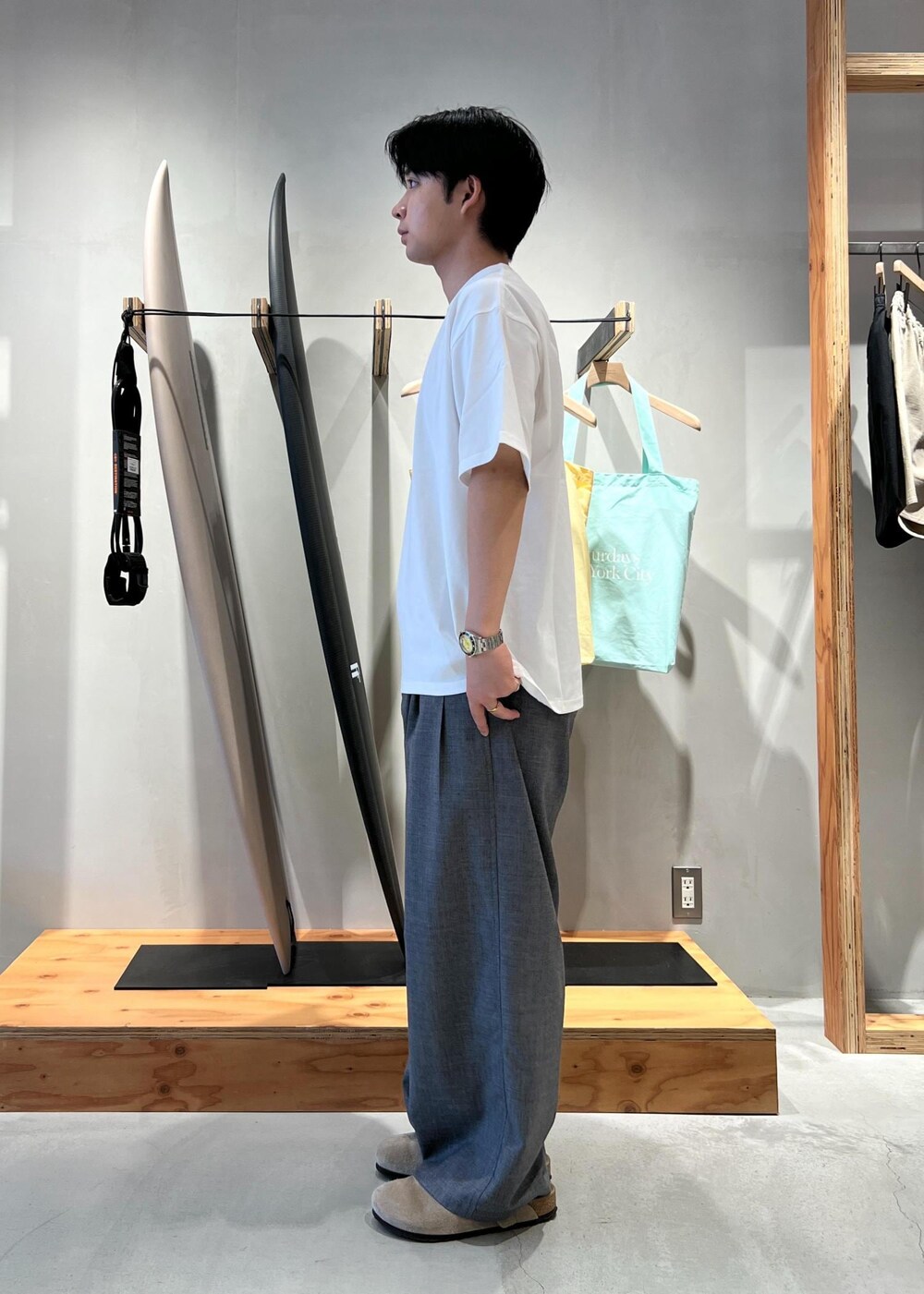 ホワイト系のTシャツ/カットソーを着用したメンズの夏コーディネートの3枚目の写真