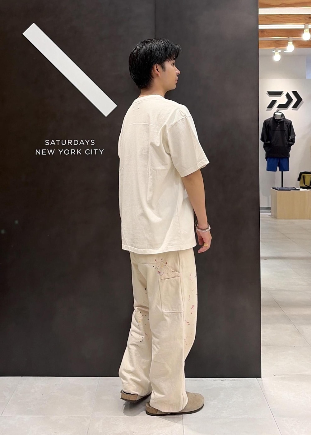 ホワイト系のTシャツ/カットソーを着用したメンズの夏コーディネートの4枚目の写真