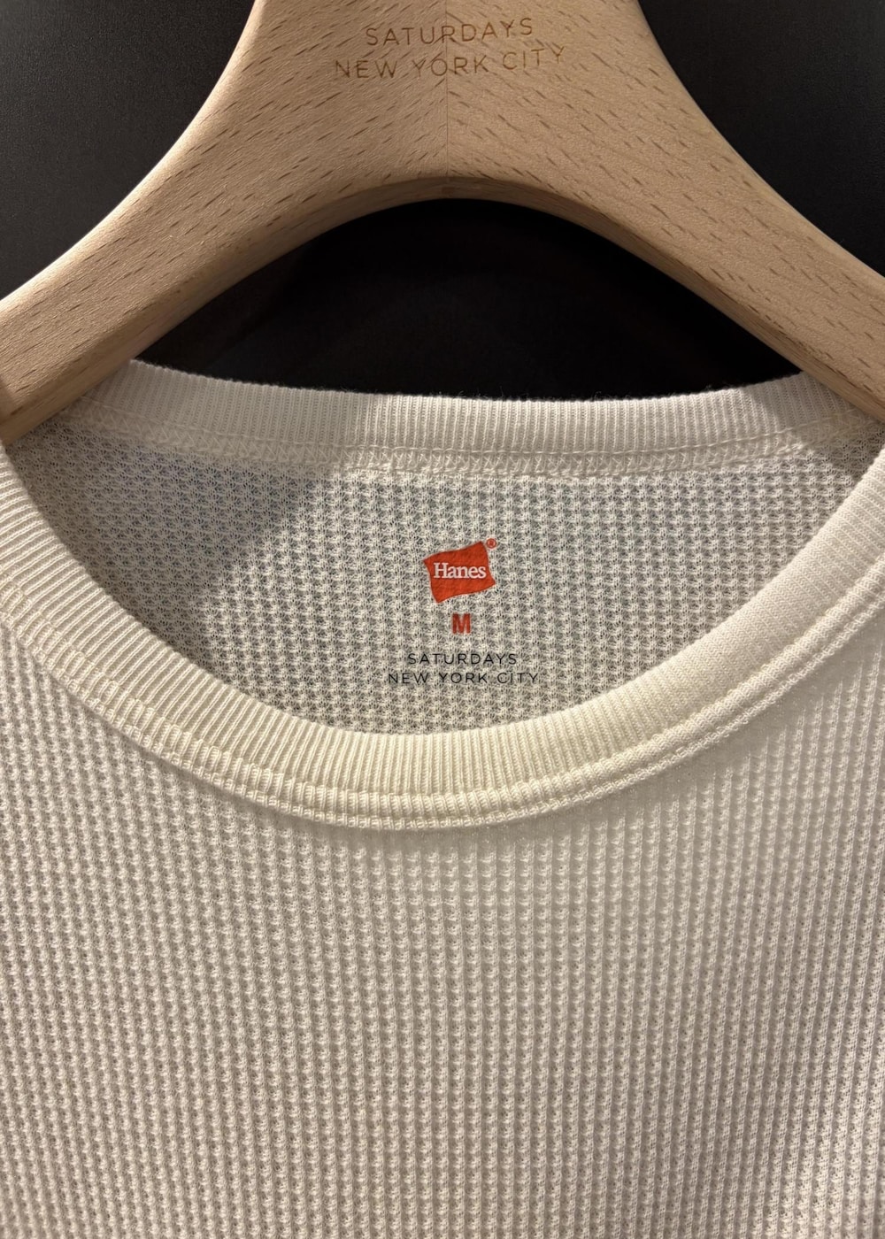 ブラック系のTシャツ/カットソーを着用したメンズの秋コーディネートの8枚目の写真