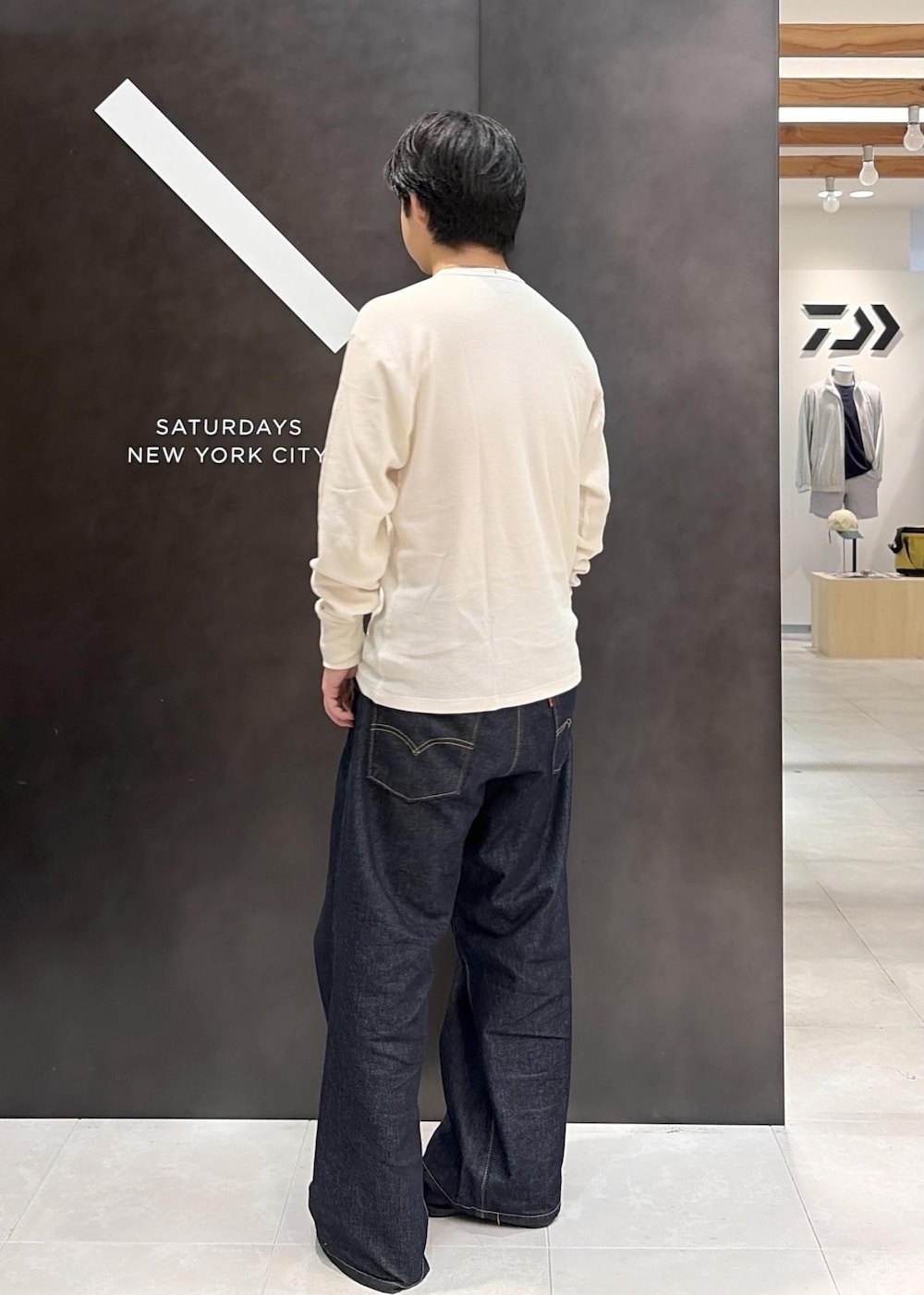 ブラック系のTシャツ/カットソーを着用したメンズの秋コーディネートの5枚目の写真
