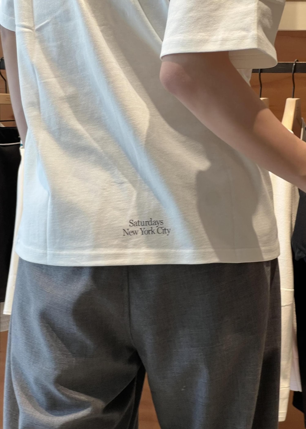 「Tシャツ、白Tシャツ、白T、スラックス、ワイドスラックス、京都、Saturday NYC、春コーデ、初夏コーデ、夏コーデ、デートコーデ、お出かけコーデ、旅行コーデ、アウトドアコーデ、フェスコーデ」｜「Saturdays NYCのCrosby Standard SS Tee（Tシャツ/カットソー、ホワイト系）」を使った、kippeiさん（メンズ・170cm）の夏コーディネートの8枚目の写真