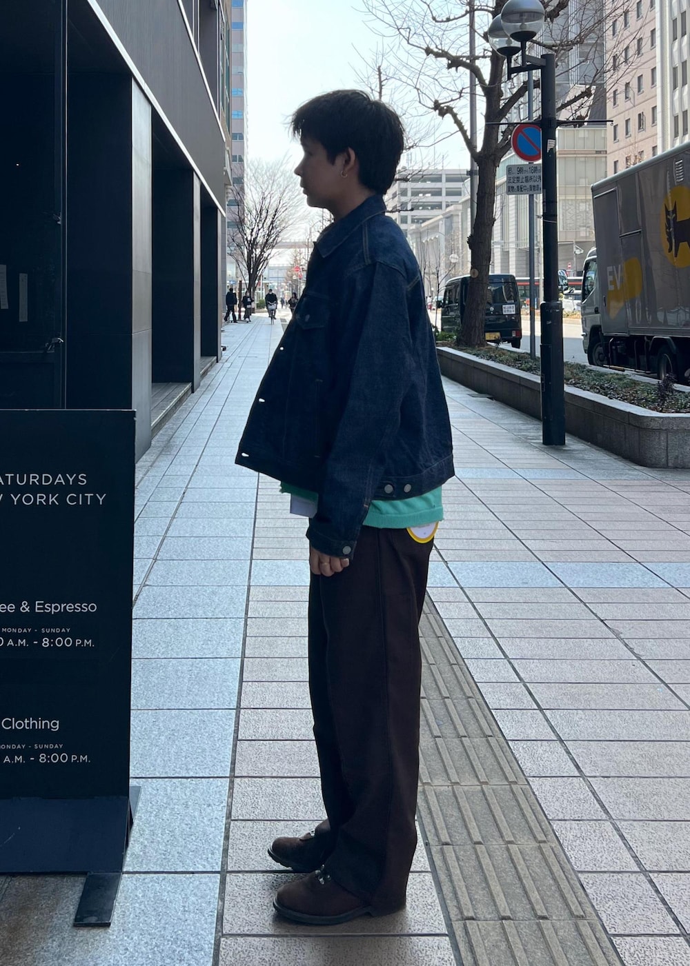 ブルー系のデニムジャケット、ブルー系のニット/セーター、ブラウン系のその他パンツを着用したメンズの冬コーディネートの3枚目の写真