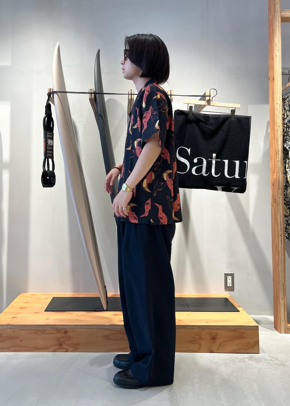 「ayame、コラボ、アイウェア、メガネ、サングラス、シャツ、開襟シャツ、柄シャツ、スラックス、ワイドスラックス、京都、Saturdays NYC、初夏コーデ、夏コーデ、デートコーデ」｜「Saturdays NYCのAyame SNYC Toro（サングラス、ブラック系）」を使った、kippeiさん（メンズ・170cm）の夏コーディネートの4枚目の写真
