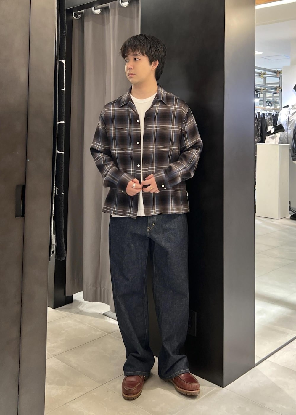 ブルー系のデニムパンツ、ブルー系のシャツ/ブラウスを着用したメンズの春コーディネートの2枚目の写真