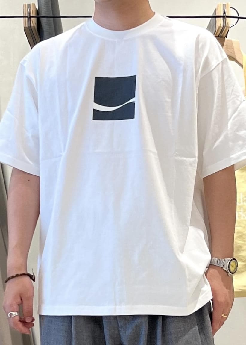 ホワイト系のTシャツ/カットソーを着用したメンズの夏コーディネートの7枚目の写真