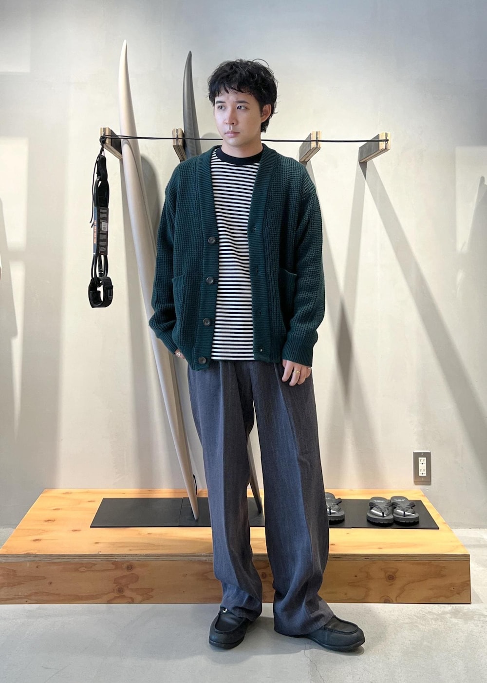 グリーン系のカーディガン/ボレロ、グレー系のその他パンツ、ホワイト系のTシャツ/カットソーを着用したメンズの秋コーディネートの2枚目の写真