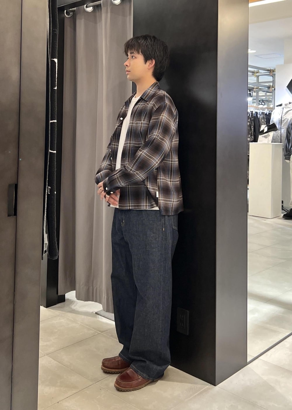 ブルー系のデニムパンツ、ブルー系のシャツ/ブラウスを着用したメンズの春コーディネートの3枚目の写真