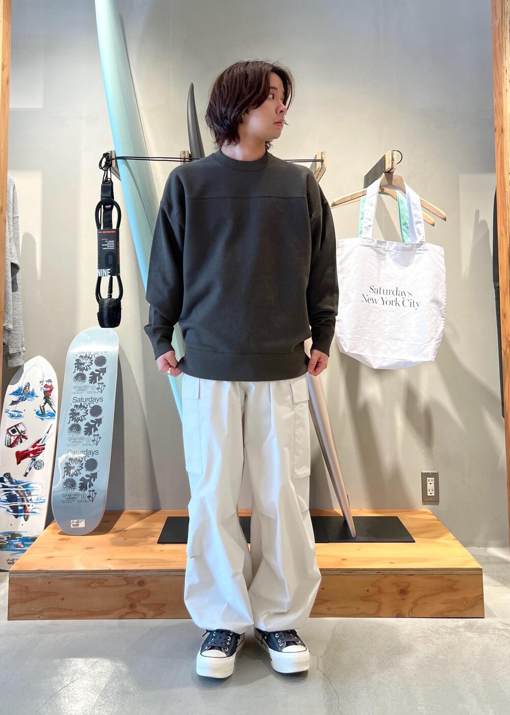 「ミリタリーワイドパンツ、ミリタリーパンツ、フットボールスウェット、グレー、京都、初春コーデ、春コーデ、旅行コーデ、カジュアルコーデ、シンプルコーデ、きれいめコーデ、ベーシック、Saturdays NYC、トップス、スウェット」｜「Saturdays NYCのBalugo Wide Pant（カーゴパンツ、ホワイト系）」を使った、kippeiさん（メンズ・170cm）の春コーディネートの2枚目の写真
