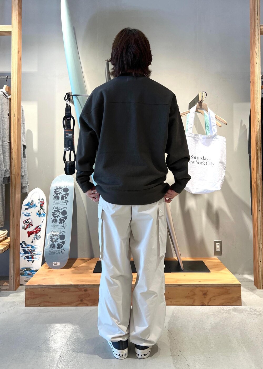 「ミリタリーワイドパンツ、ミリタリーパンツ、フットボールスウェット、グレー、京都、初春コーデ、春コーデ、旅行コーデ、カジュアルコーデ、シンプルコーデ、きれいめコーデ、ベーシック、Saturdays NYC、トップス、スウェット」｜「Saturdays NYCのBalugo Wide Pant（カーゴパンツ、ホワイト系）」を使った、kippeiさん（メンズ・170cm）の春コーディネートの4枚目の写真