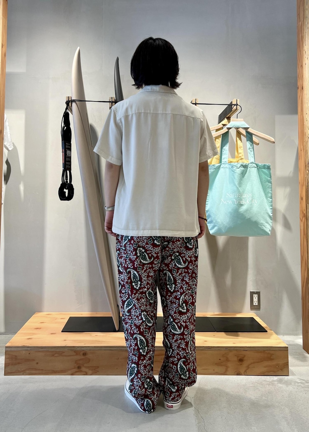 「シャツ、半袖シャツ、開襟シャツ、オープンカラーシャツ、イージーパンツ、リラックスパンツ、ペイズリー、ペイズリーパンツ、京都、Saturdays NYC、初春コーデ、春コーデ、初夏コーデ、夏コーデ、デートコーデ」｜「Saturdays NYCのGibson Pigment Dyed SS Shirt（シャツ/ブラウス、ホワイト系）」を使った、kippeiさん（メンズ・170cm）の春コーディネートの6枚目の写真