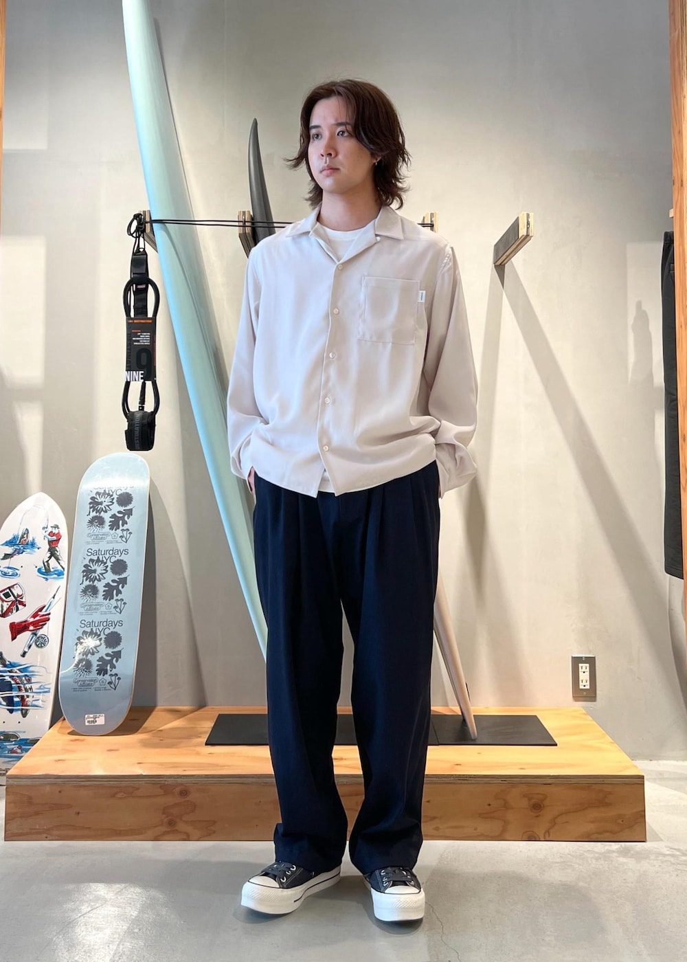 「オープンカラーシャツ、シャツ、開襟シャツ、ワイドパンツ、京都、Saturdays NYC、初春コーデ、春コーデ、デートコーデ、お出かけコーデ、カジュアルコーデ、シンプルコーデ、きれいめコーデ、ベーシック」｜「Saturdays NYCのGeorge Twill Wide Pant（その他パンツ、ブルー系）」を使った、kippeiさん（メンズ・170cm）の春コーディネートの2枚目の写真