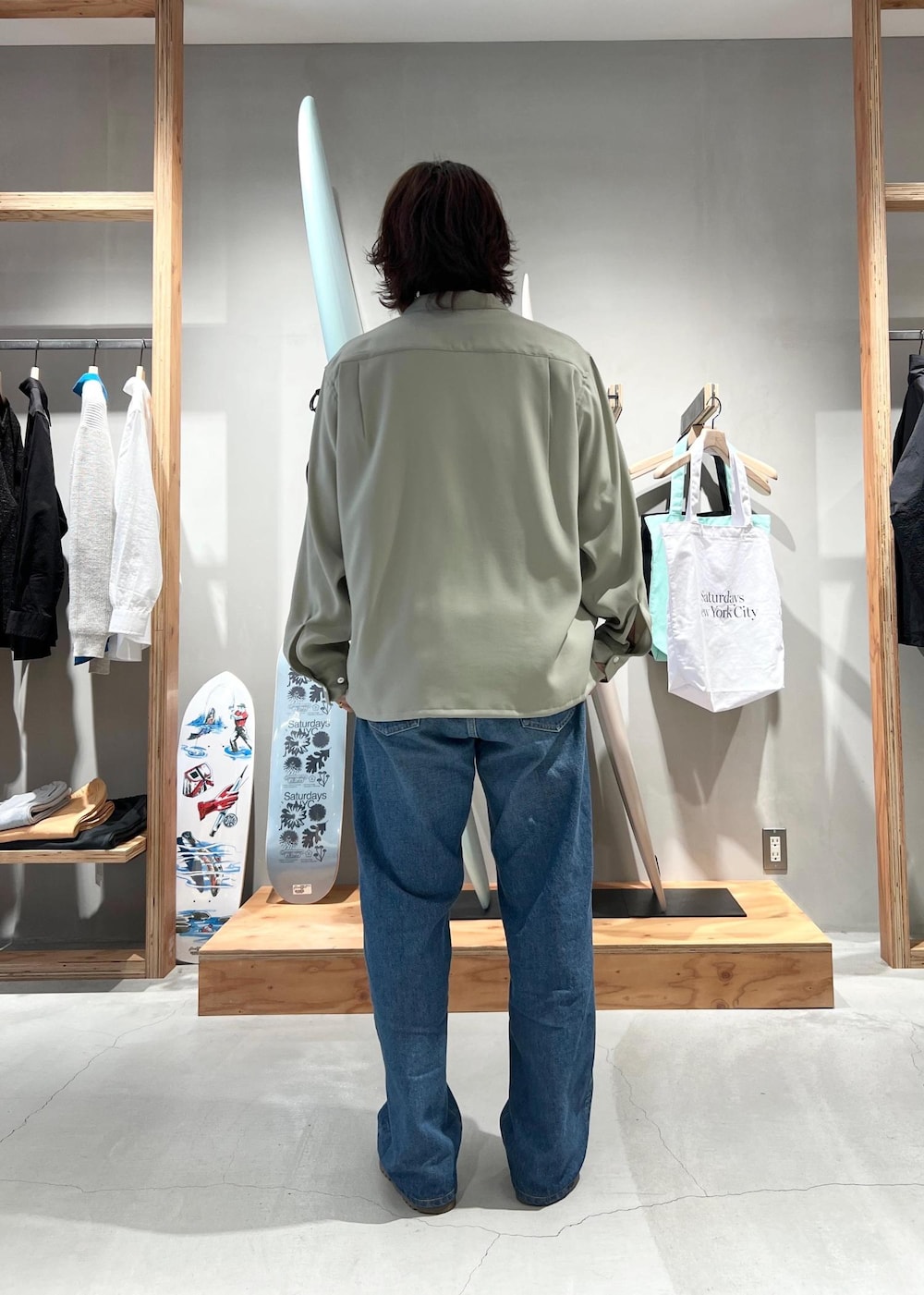 「シャツ、シャツコーデ、オープンカラーシャツ、開襟シャツ、デニム、デニムパンツ、デニムコーデ、デニムスタイル、京都、Saturdays NYC、初春コーデ、春コーデ、デートコーデ、お出かけコーデ、旅行コーデ」｜「Saturdays NYCのTakeru Denim Pant（デニムパンツ、ブルー系）」を使った、kippeiさん（メンズ・170cm）の春コーディネートの5枚目の写真
